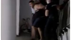 Scandal cât casa la Balotești! Au intrat în scara blocului și … ”L-au omorât, l-au omorât!” VIDEO
