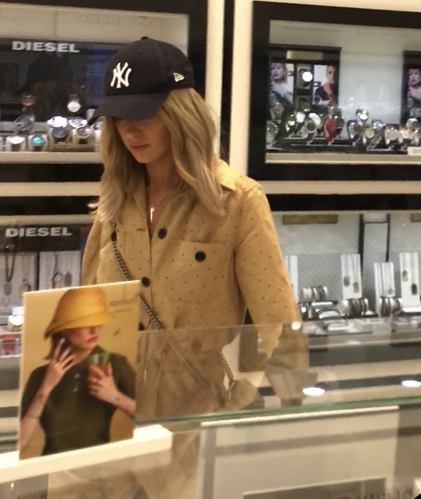 Alina Eremia îi bate apropouri iubitului... Au făcut turul magazinelor cu verighete!