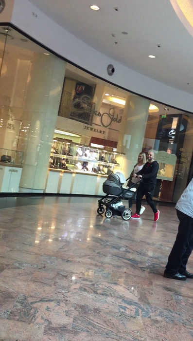 Andrei şi Antonia se plimbă prin mall cu zâmbetul pe buze