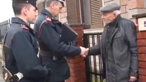 O îngrijitoare româncă a înșelat cu 30.000 de euro un bătrân italian! Unde a fost prinsă infractoarea