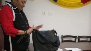 O escroacă din Vaslui, cu găleata de clor prin primării! Se dă bolnavă de cancer, încercând să obțină sume mari de bani