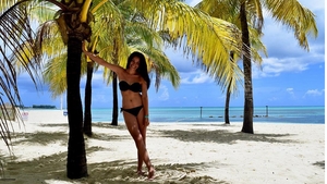 Asta e cea mai sexy apariţie a CORINEI CARAGEA! Bărbaţii au ”înnebunit” când au văzut cum arată prezentatoarea în costum de baie


