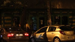 Randi a refuzat sa le cumpere flori, sa le prezinte lui Cabron si... A combinat o blonda si o roscata, dar a plecat singur casa!