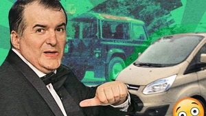 E incredibil ce mașină conduce Floooriiin Călinescu!