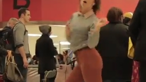 GENIAL! Uite-o pe tânăra asta cum dansează într-un aeroport ca şi cum nimeni nu ar fi de faţă! N-ai să poţi sta locului!