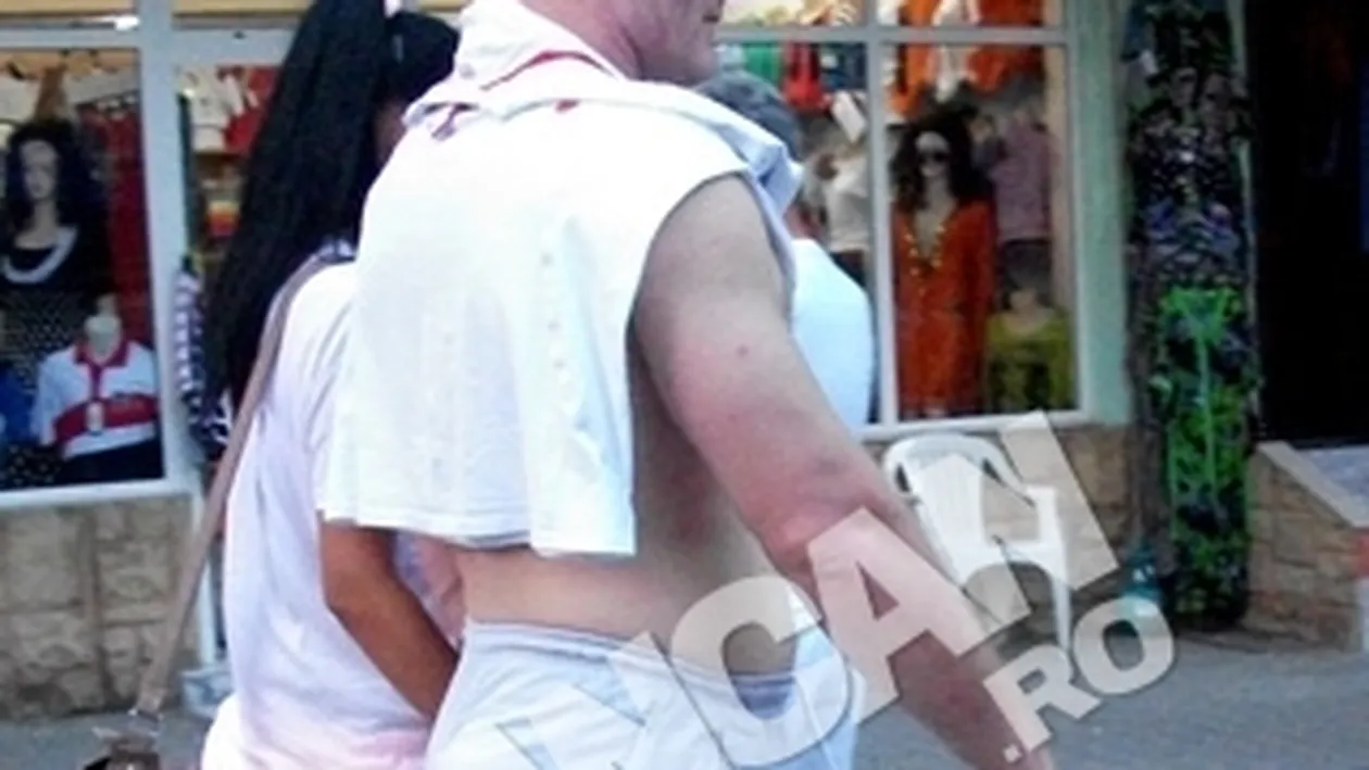 Tolea Ciumac isi rasfata iubita la mare. Vezi ce a facut luptatorul K1 in statiunea Eforie Nord