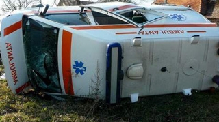 Ambulanta ce transporta un pacient, avariata dupa ce a lovit un stalp, din cauza poleiului