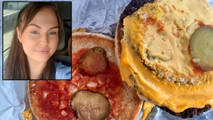 "Mi-e rău!" Ce a găsit o clientă în cheeseburger-ul cumpărat de la McDonald's. Nici la "Sunt celebru, scoate-mă de aici" de la Pro TV nu vezi așa ceva!