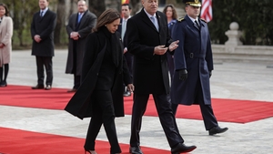Moment amuzant la întâlnirea Kamalei Harris cu Klaus Iohannis. S-a pus în genunchi şi i-a uimit pe toţi