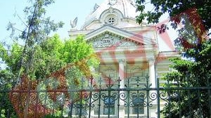 Spitalul Coltea sta sa cada