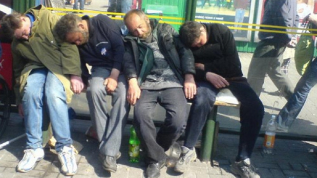 Bețivanii, cu urechile ciulite! Asta e rugăciunea care le va curma viciul! VIDEO DE CAZI PE SPATE