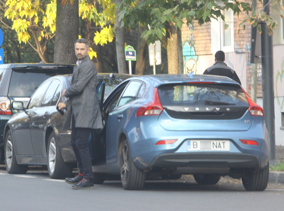 Fostul soţ al ştiristei se afişează acum în oraş cu maşina ei, dând de bănuit că ar fi făcut partajul cu aceasta la fel de discret precum a fost divorţul celor doi