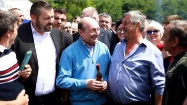 Traian Băsescu, asaltat de mulțime în Maramureș! Ce cadou a primit fostul președinte al României