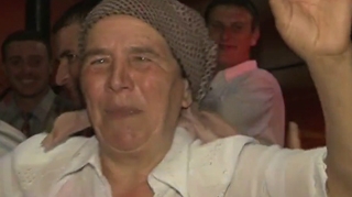 Cea mai noua baba care va face senzatie pe internet! Chiuie la nunta cu ultrasunete pana te scoate din sarite!