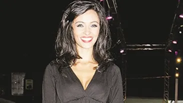 Cosmina Pasarin, vedeta balurilor de boboci. Studentii o platesc sa se distreze cu ei!