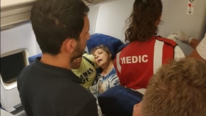 Imagini uluitoare la bordul unui avion Tarom, pe Aeroportul Otopeni! Scandal cu o femeie. Ofițerii de securitate au intervenit cu armele
