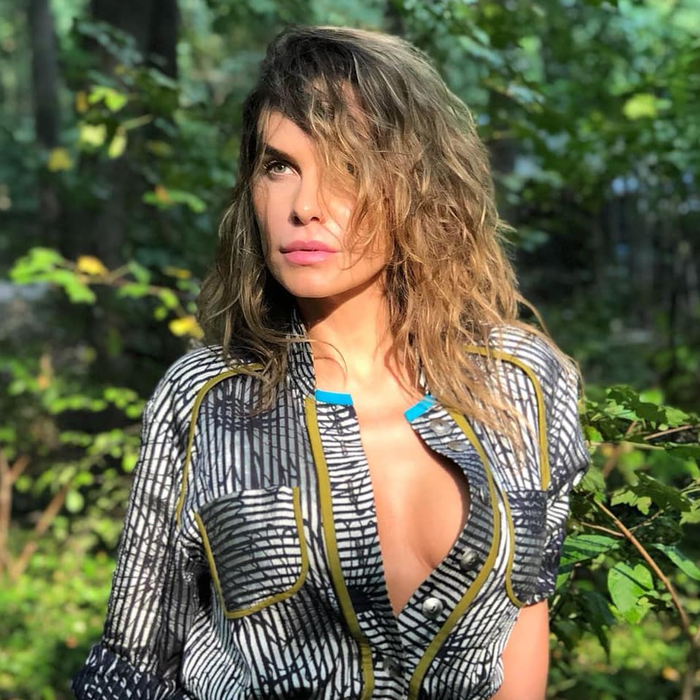 Anna Lesko, la un pas să arate sfârcul internauților, după ce rochia i-a căzut de pe umeri