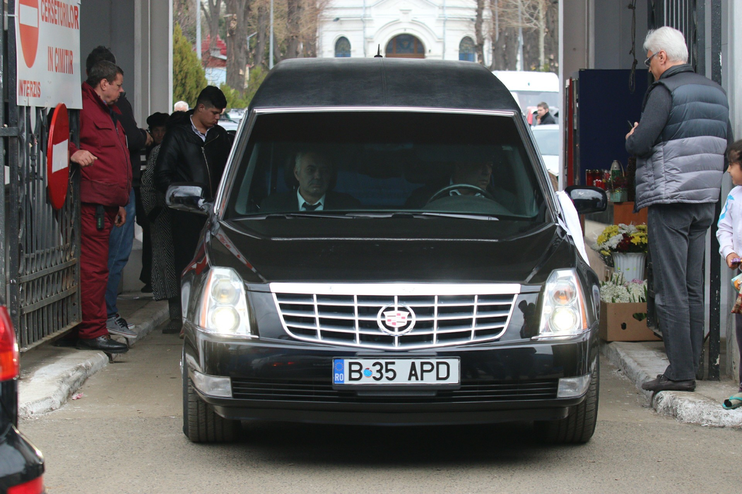 Convoiul funerar a pornit spre cimitirul din Băneasa