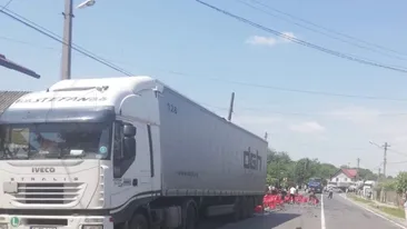 Un TIR cu bere s-a răsturnat pe DN 72, în comuna I.L. Caragiale, din Dâmbovița. Sătenii au sărit imediat să se aprovizioneze