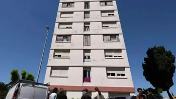 Trei copii de 3, 4 și 6 ani, victime într-o tragedie cumplită. Mama lor s-a aruncat cu ei de la etaj