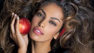 VIDEO Madalina Ghenea, incredibil de sexy pentru un hairstylist italian! Uite cum decurge o sedinta foto pentru frumoasa romanca