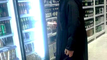 Imagine dumnezeiasca! Uite cum este la un pas sa cada in ispita un preot in fata vitrinei frigorifice cu bere - Doamne iarta-l ca nu stie ce face!