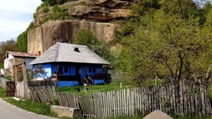 România găzduiește singura casă din lume cu o cascadă naturală în curte! Cum arată celebra „Căsuță Albastră”