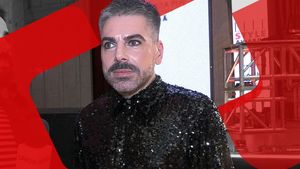 Maurice Munteanu predă rețeta Revelionului perfect: “Am fost la mii de petreceri eșuate!”