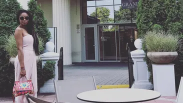 Laurette, filmată în miez de noapte în faţa unui club din Mamaia. ”Fă năniţă”