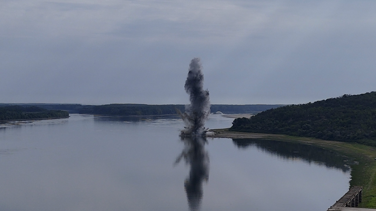 Stânca Pârjoaia a fost detonată! Militarii au folosit 180 de kilograme de explozibil: „E un succes”