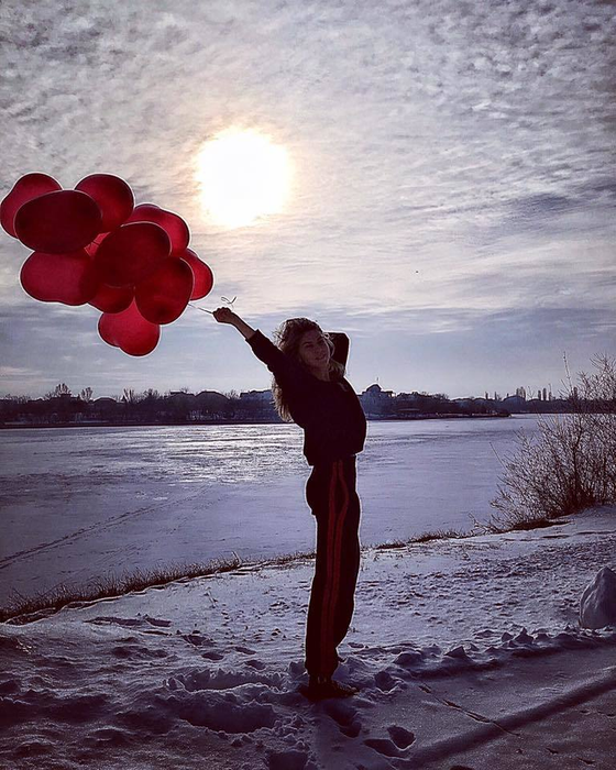 CORINA BUD, fotografiată prin gaura cheii! Vedeta stârneşte imaginaţia bărbaţilor
