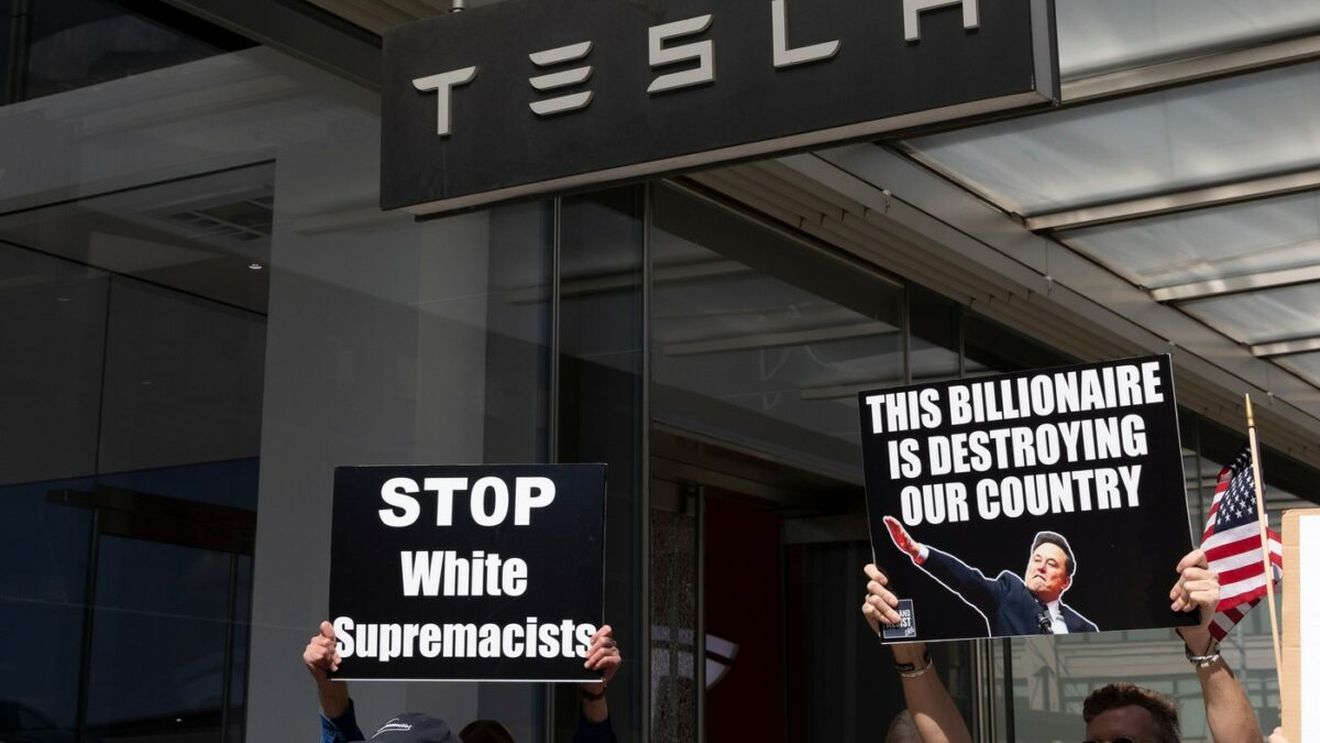 Furioși pe Elon Musk, americanii nu mai cumpără mașini Tesla. Rezultate dezastruoase pentru celebra marcă