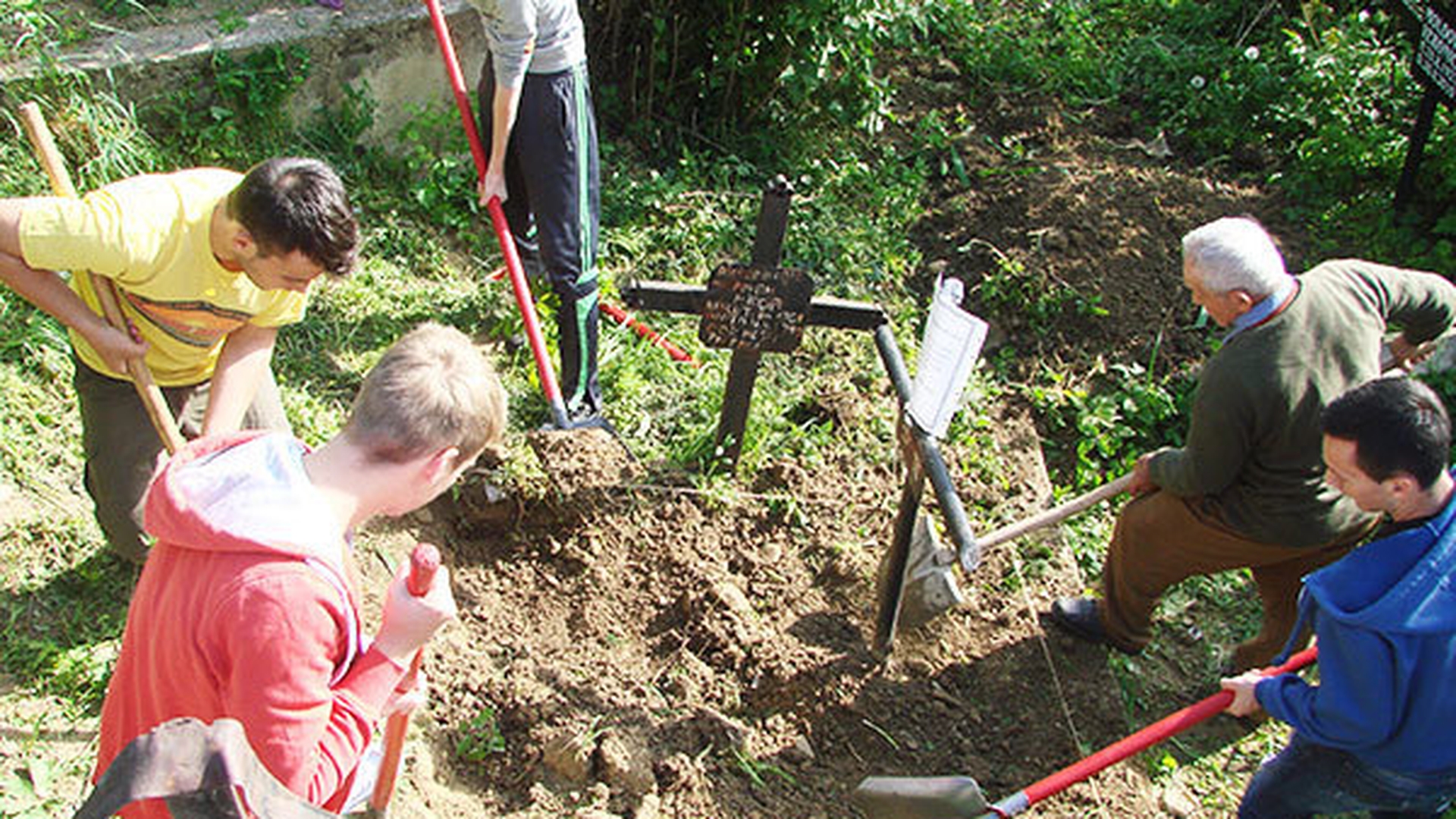 Caz terifiant în Vâlcea! Au deschis un cavou după 21 de ani de la înmormântarea unei fete şi au rămas fără cuvinte când au văzut ce era înăuntru