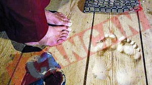A facut gaura-n podea de la rugaciuni