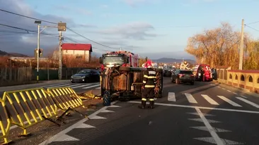 Accident grav în Argeș! Un autoturism a fost izbit de în plin de un TIR și răsturnat pe carosabil