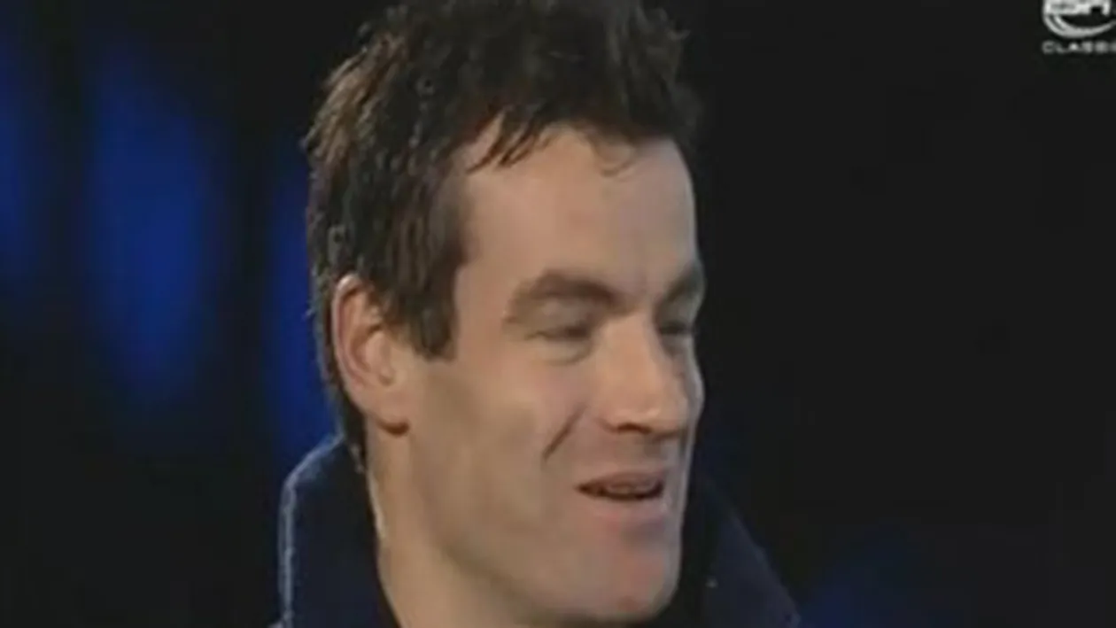 VIDEO Vezi cum s-a prabusit decorul pe un jucator care oferea un interviu!