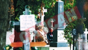 A aprins o lumanare la mormintele socrilor