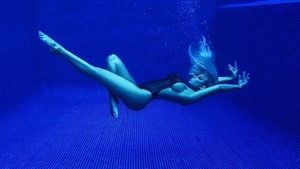 Fosta iubită a lui Costi Ioniță, pictorial incendiar la piscină. Andrea a renunțat la sutien și bărbații au înnebunit când i-au văzut silicoanele în toată splendoarea