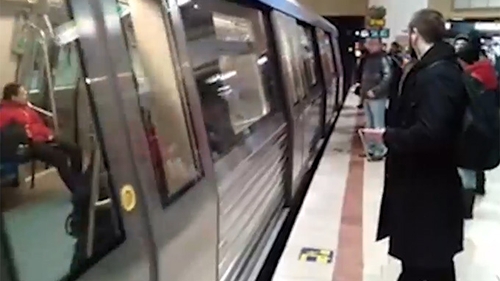 Pasagerii au rămas consternaţi: ce s-a întâmplat când metroul a oprit în Piaţa Victoriei