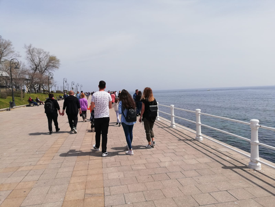 Constănțenii au ieșit la plimbare pe faleza de la Cazinou, de 1 Mai, înainte de Înviere