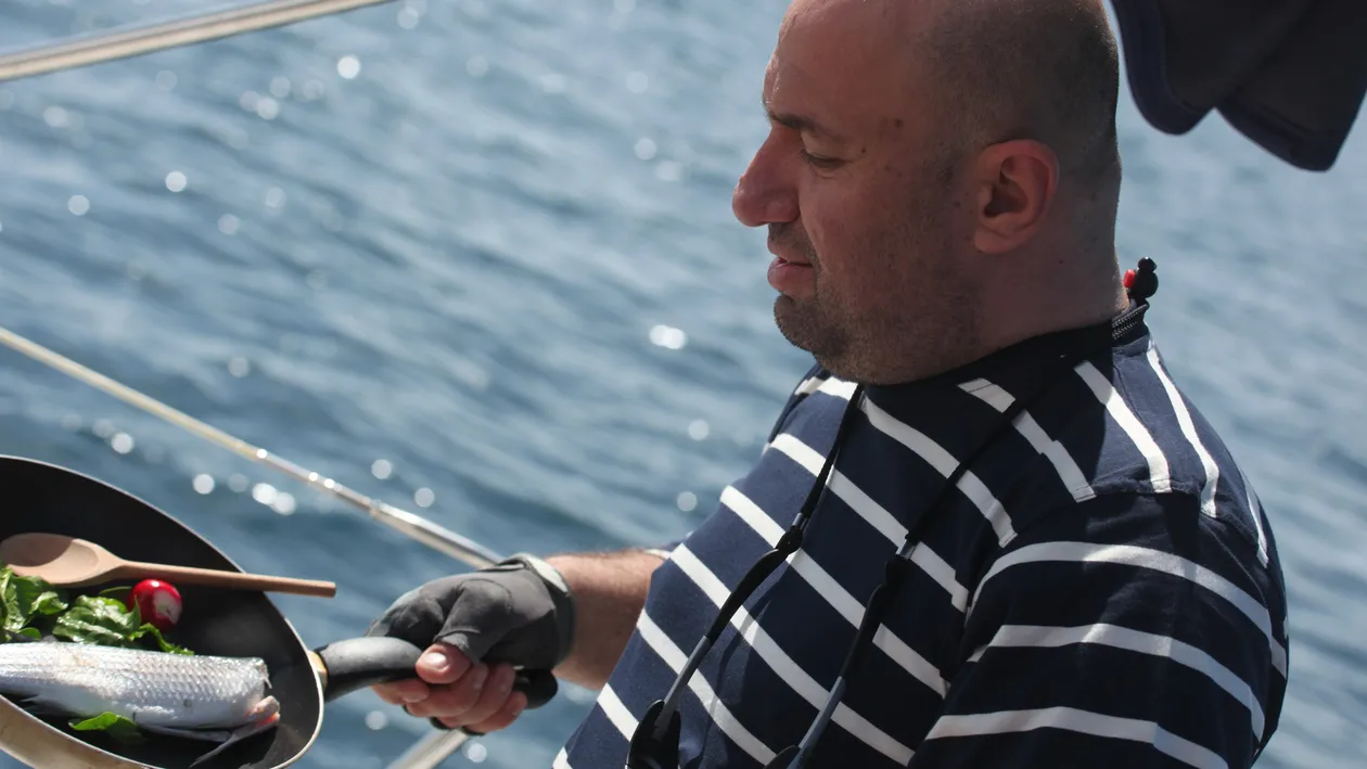 Dezvaluiri picante! MasterChef-ul Catalin Scarlatescu recunoaste ca talentul lui in bucatarie l-a ajutat sa agate femei!