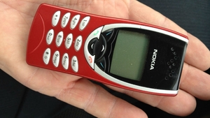 Telefoanele de aruncat pe care pușcăriașii dau sute de lei! Cum explodează prețurile în penitenciar!