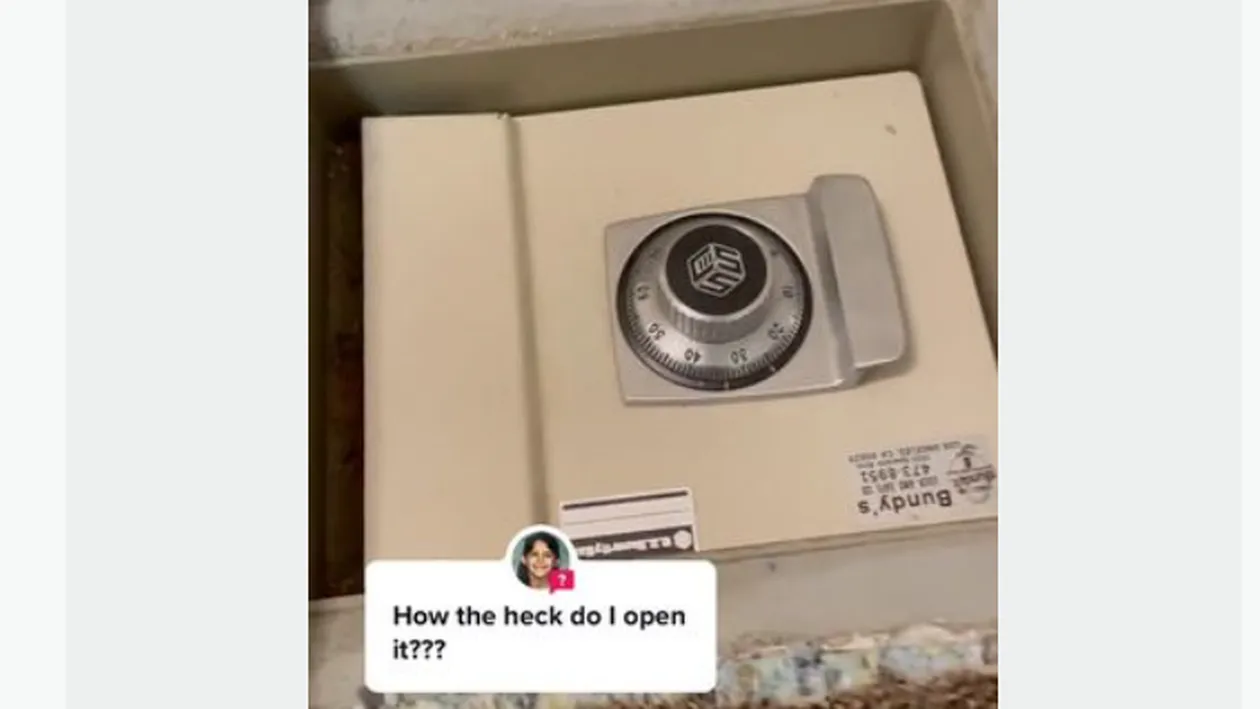 O femeie a găsit un seif ascuns sub podeaua din noua sa casă. Obiectul era acolo de 20 de ani