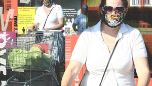 Oana Roman a purtat la cumpărături cea mai colorată mască din tot magazinul, asortată perfect la…