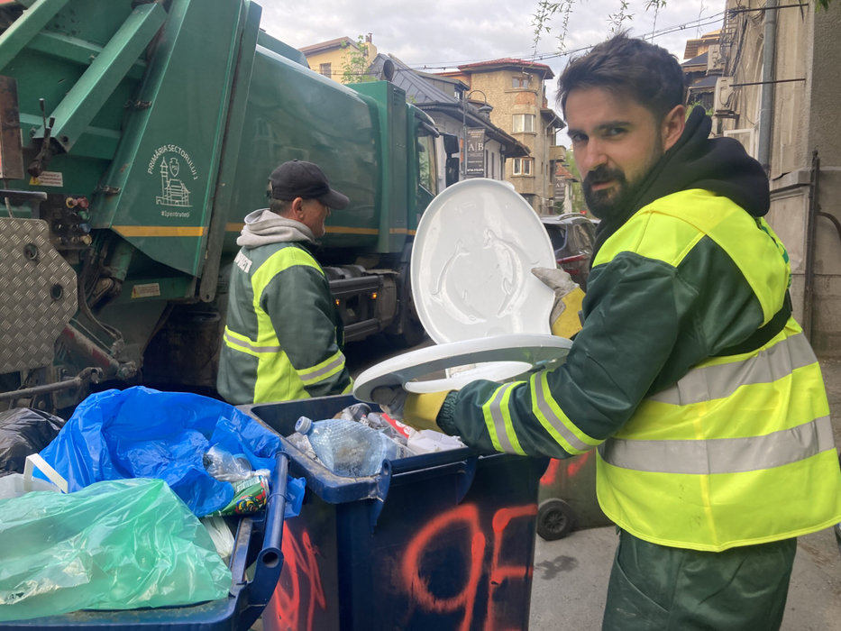Clipul integral, ce ilustrează o zi din viața unui gunoier, este disponibil pe canalul de YouTube CANCAN (Foto: CANCAN.RO)