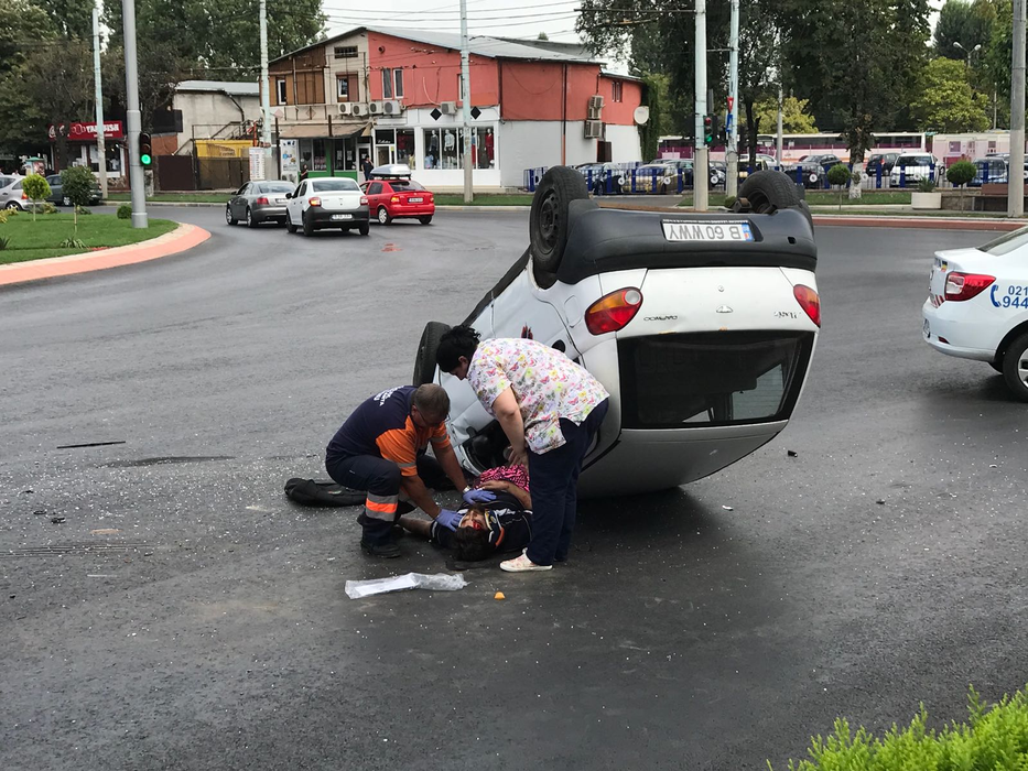 Accident grav în Berceni! O mașină a ajuns cu roțile în sus! Pompierii și ambulanța au intervenit rapid