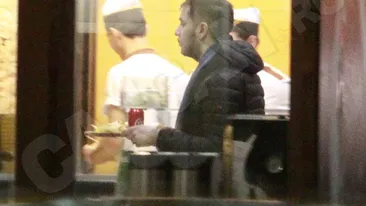 La o săptămână de la despărţirea de iubită, Fulgy a ”ars-o” romantic cu băieţii, la şaorma de ”Ziua îndrăgostiţilor”