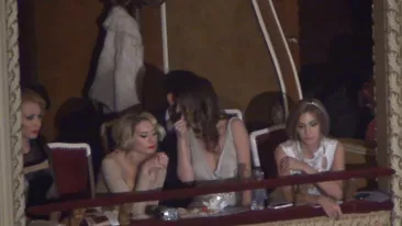 Adela Popescu, Rogoz si Cosoi si-au luat bilete la balcon ca sa scaneze tot! Dupa ce si-au izolat iubitii, s-au pus pe barfit!