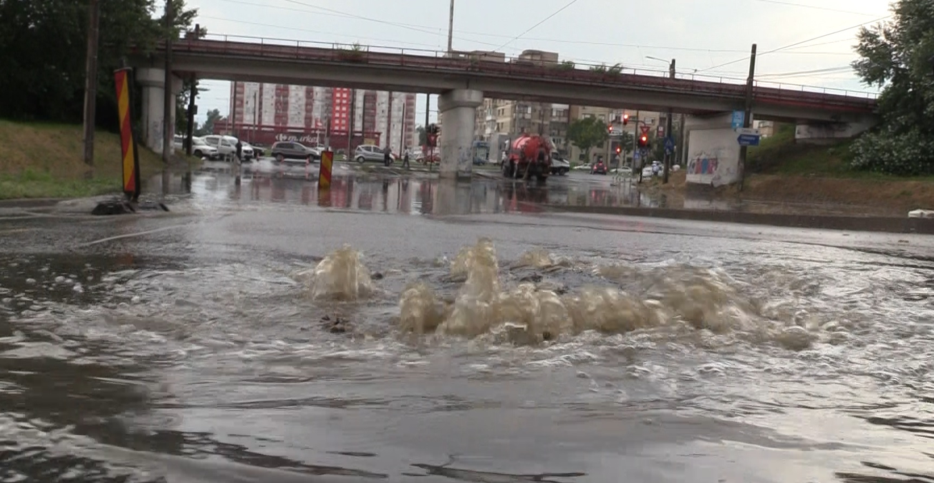 Canalizarea nu a mai făcut față