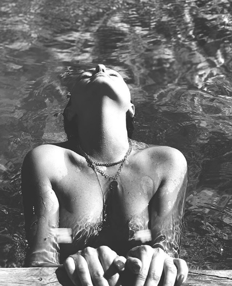 Imaginile momentului în showbiz-ul din România! Alexandra Stan, fotografiată goală pușcă în piscină